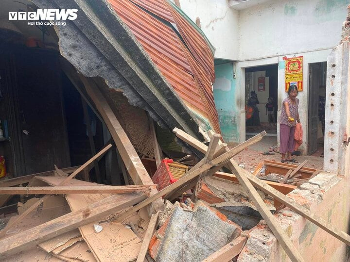 Chiếc máy bay rơi xuống khu đất trống gần đó rồi phát nổ. Chiếc máy bay rơi xuống khu đất trống gần đó rồi phát nổ.