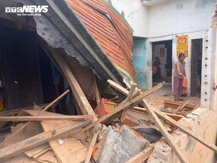 Chiếc máy bay rơi xuống khu đất trống gần đó rồi phát nổ.