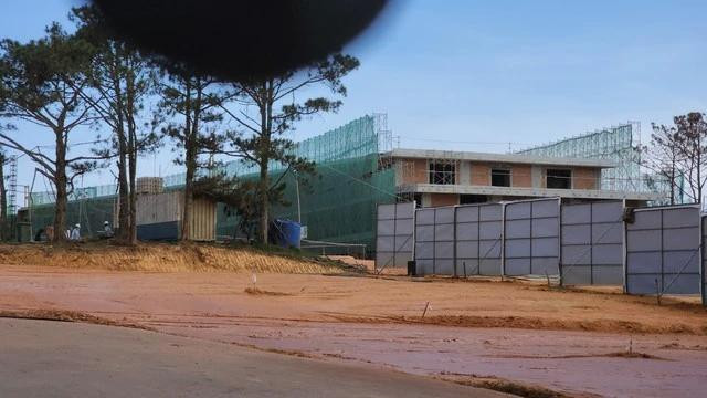 Khu vực xây dựng tòa nhà câu lạc bộ golf trong đồi cù được vây kín, chưa có động thái gì của việc tháo dỡ công trình sai phạm, vi phạm. Ảnh: Lâm Viên