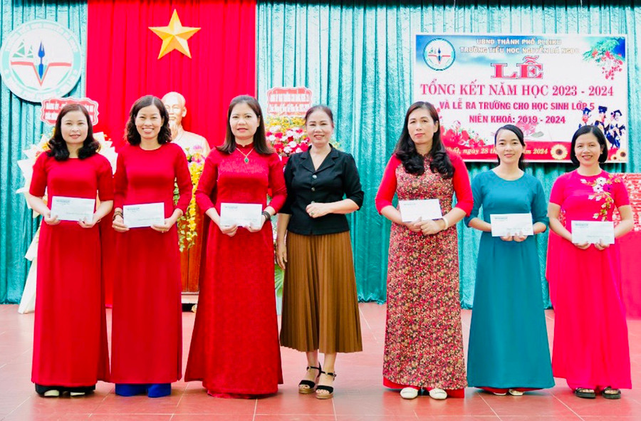 Bà Phạm Thị Trà My trao quà cho giáo viên có nhiều đóng góp trong công tác khuyến học trên địa bàn phường Thống Nhất, TP. Pleiku. Ảnh: M.K