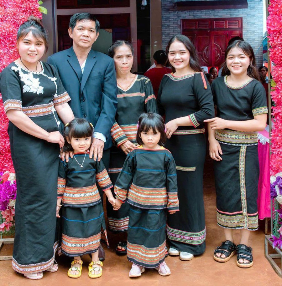 Vợ chồng ông Rơ Mah Honh-bà Rơ Lan H’Phơnh (làng Sung Le Tung, xã Ia Kla, huyện Đức Cơ) là một trong những gia đình văn hóa tiêu biểu ở địa phương. Ảnh: Hlơnh Vợ chồng ông Rơ Mah Honh-bà Rơ Lan H’Phơnh (làng Sung Le Tung, xã Ia Kla, huyện Đức Cơ) là một trong những gia đình văn hóa tiêu biểu ở địa phương. Ảnh: Hlơnh