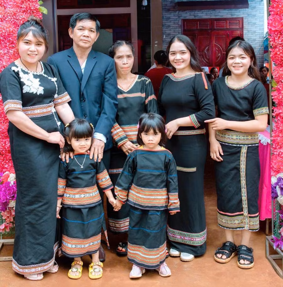 Vợ chồng ông Rơ Mah Honh-bà Rơ Lan H’Phơnh (làng Sung Le Tung, xã Ia Kla, huyện Đức Cơ) là một trong những gia đình văn hóa tiêu biểu ở địa phương. Ảnh: Hlơnh