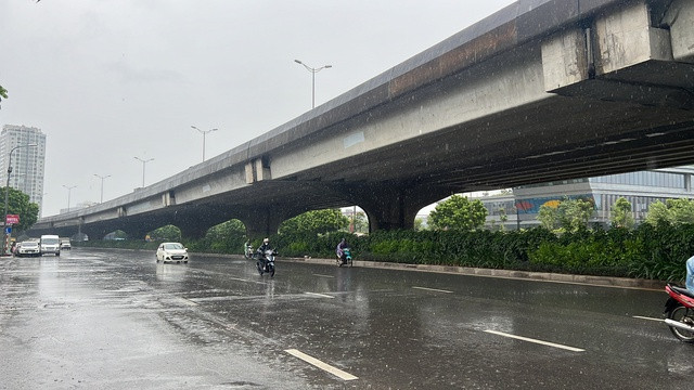 Khu vực đường Nguyễn Xiển bắt đầu mưa lớn Khu vực đường Nguyễn Xiển bắt đầu mưa lớn