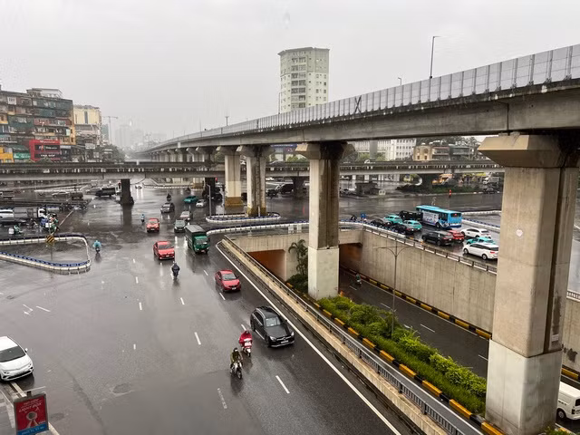 Khu vực ngã tư Khuất Duy Tiến phương tiện vắng hơn so với mọi ngày.