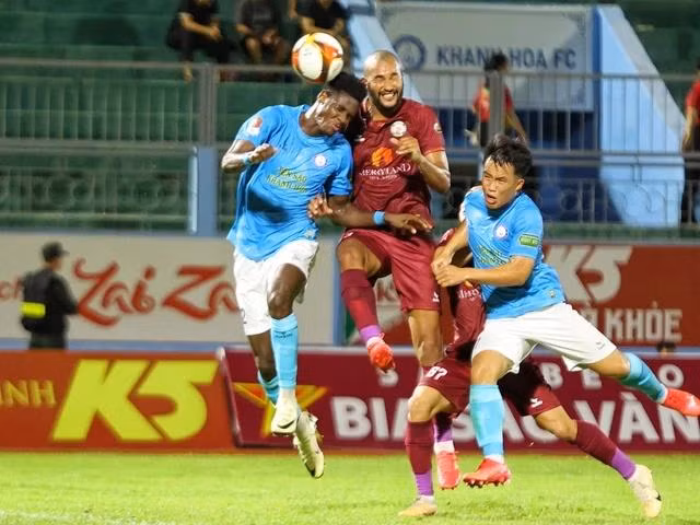 CLB Khánh Hòa (áo xanh) thi đấu đầy cố gắng nhưng quá bất lợi trong cuộc đua trụ hạng. Ảnh: BÁ DUY