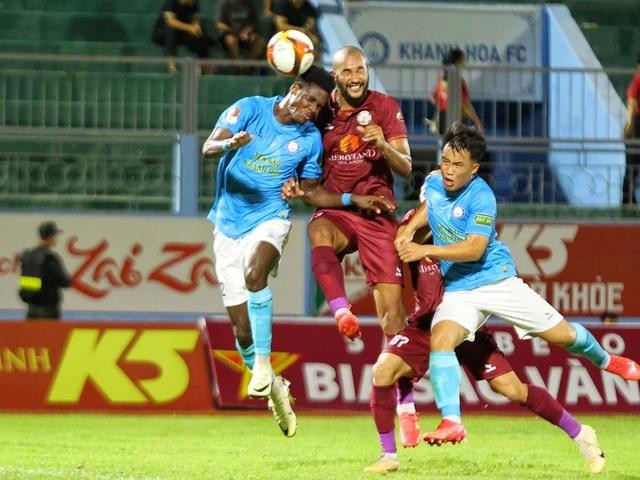 CLB Khánh Hòa (áo xanh) thi đấu đầy cố gắng nhưng quá bất lợi trong cuộc đua trụ hạng. Ảnh: BÁ DUY