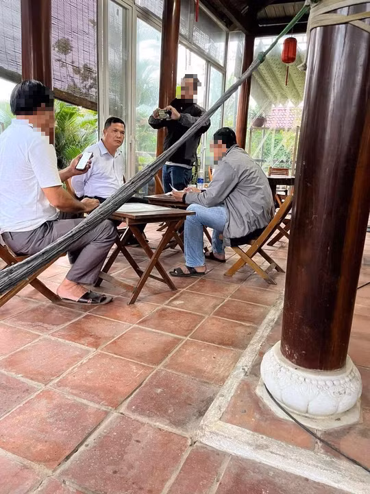 Đặng Ngọc Bảo bị bắt quả tang khi đang nhận tiền của doanh nghiệp.