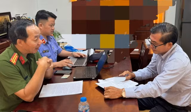 Ông Trần Văn Việt - Chủ tịch UBND xã Cửa Dương, TP Phú Quốc - đầu thú tội nhận hối lộ trước cơ quan điều tra.