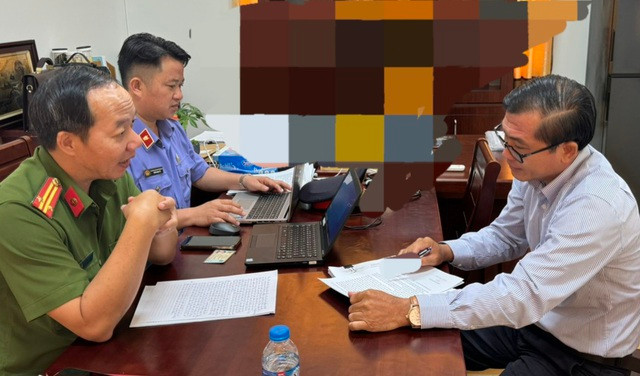 Ông Trần Văn Việt - Chủ tịch UBND xã Cửa Dương, TP Phú Quốc - đầu thú tội nhận hối lộ trước cơ quan điều tra.