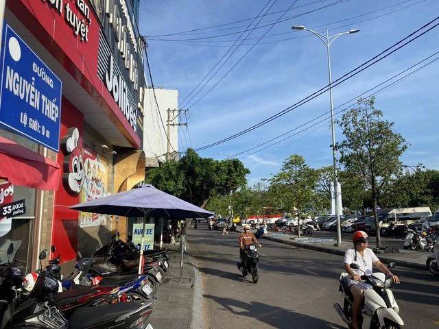 Sau khi xây dựng hoàn thành, tuyến phố Nguyễn Thiếp sẽ giáp với bãi biển Quy Nhơn. Ảnh: THANH QUÂN Sau khi xây dựng hoàn thành, tuyến phố Nguyễn Thiếp sẽ giáp với bãi biển Quy Nhơn. Ảnh: THANH QUÂN