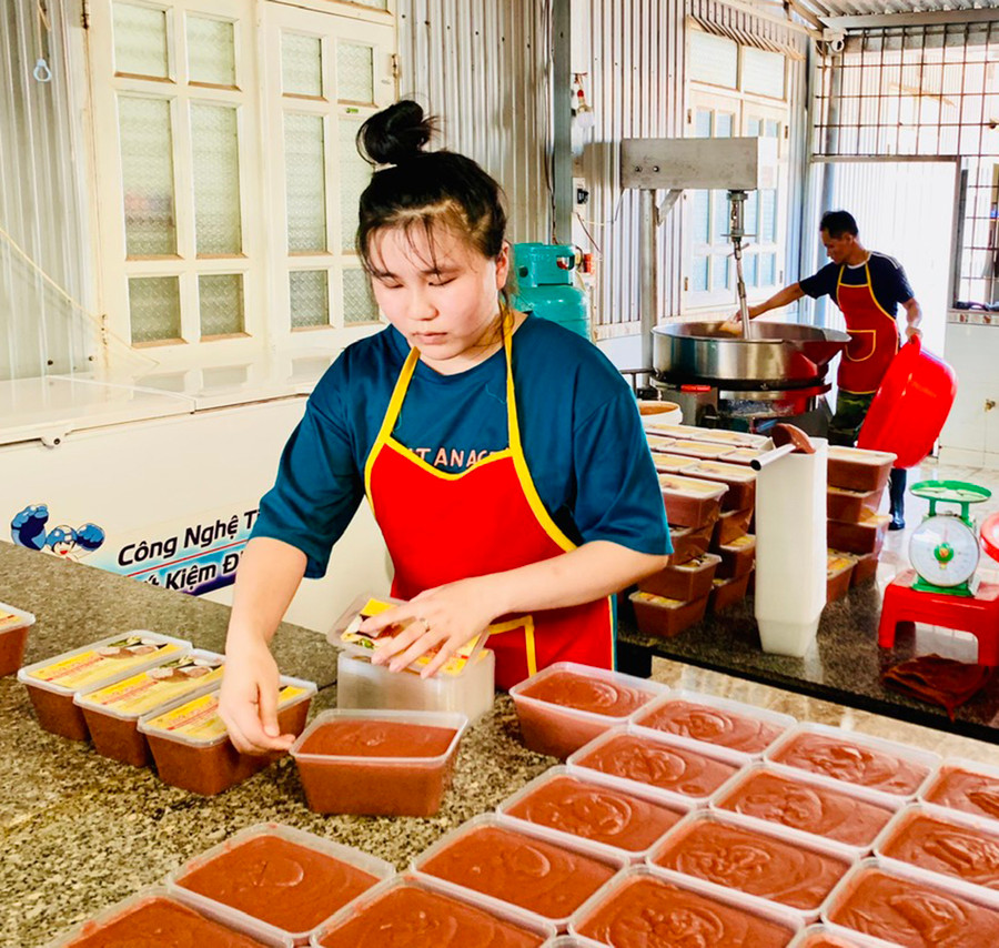 Qua kiểm tra ATTP trong Tháng hành động vì ATTP, Đoàn kiểm tra liên ngành của tỉnh đã xử phạt vi phạm hành chính đối với 4 cơ sở. Ảnh: Như Nguyện Qua kiểm tra ATTP trong Tháng hành động vì ATTP, Đoàn kiểm tra liên ngành của tỉnh đã xử phạt vi phạm hành chính đối với 4 cơ sở. Ảnh: Như Nguyện