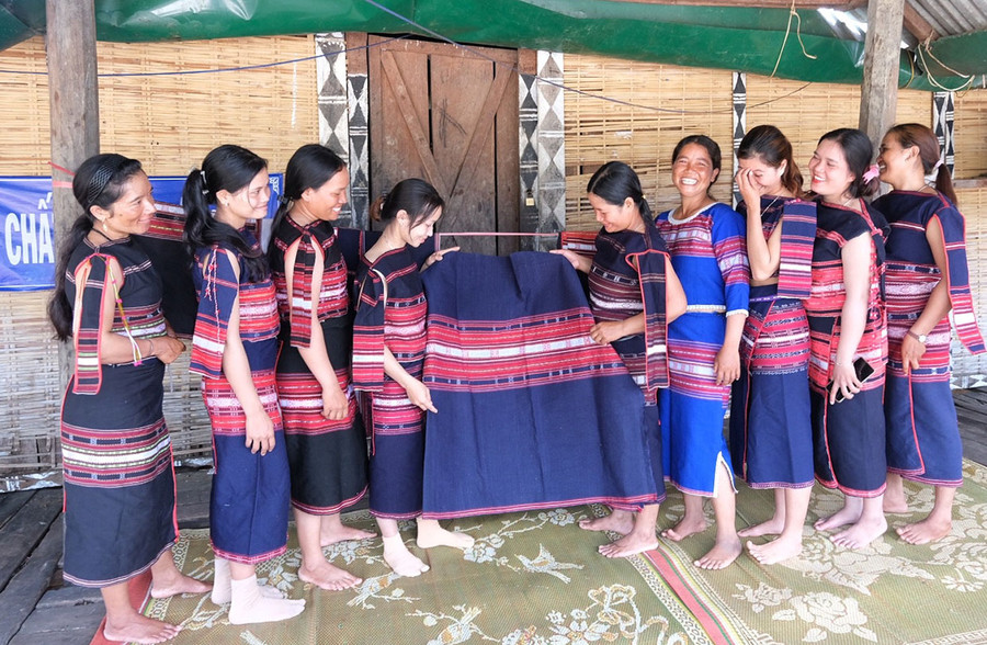 Các thành viên trong câu lạc bộ dệt thổ cẩm xã Đak Pơ Pho (huyện Kông Chro) giới thiệu sản phẩm của mình. Ảnh: Minh Châu