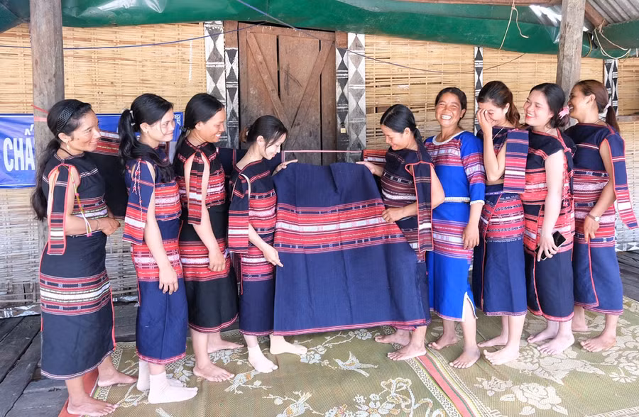 Các thành viên trong câu lạc bộ dệt thổ cẩm xã Đak Pơ Pho (huyện Kông Chro) giới thiệu sản phẩm của mình. Ảnh: Minh Châu