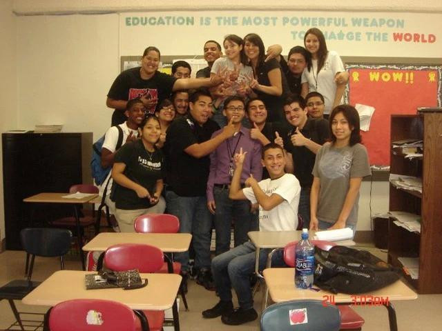 Anh Hoàng Vỹ (áo tím) cùng học trò ở Trường trung học Sam Houston, năm 2010. Ảnh NVCC Anh Hoàng Vỹ (áo tím) cùng học trò ở Trường trung học Sam Houston, năm 2010. Ảnh NVCC