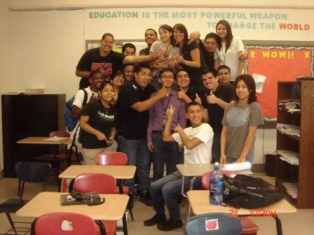 Anh Hoàng Vỹ (áo tím) cùng học trò ở Trường trung học Sam Houston, năm 2010. Ảnh NVCC