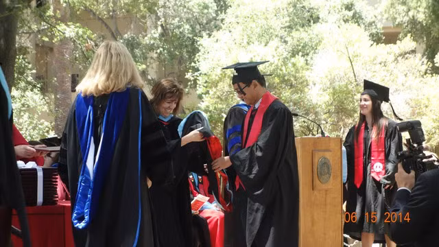Thầy giáo Hoàng Vỹ trong ngày tốt nghiệp thạc sĩ ở ĐH Stanford vào năm 2014. Ảnh NVCC