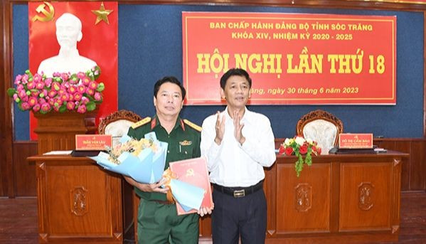 Lãnh đạo Tỉnh ủy Sóc Trăng trao quyết định của Ban Bí thư chỉ định Đại tá Trần Quốc Khởi - Phó Bí thư Đảng ủy Quân sự tỉnh, Chỉ huy trưởng Bộ Chỉ huy Quân sự tỉnh Sóc Trăng tham gia Ban Chấp hành Đảng bộ tỉnh Sóc Trăng khóa XIV, nhiệm kỳ 2020 - 2025. Ảnh: Báo Sóc Trăng. Lãnh đạo Tỉnh ủy Sóc Trăng trao quyết định của Ban Bí thư chỉ định Đại tá Trần Quốc Khởi - Phó Bí thư Đảng ủy Quân sự tỉnh, Chỉ huy trưởng Bộ Chỉ huy Quân sự tỉnh Sóc Trăng tham gia Ban Chấp hành Đảng bộ tỉnh Sóc Trăng khóa XIV, nhiệm kỳ 2020 - 2025. Ảnh: Báo Sóc Trăng.