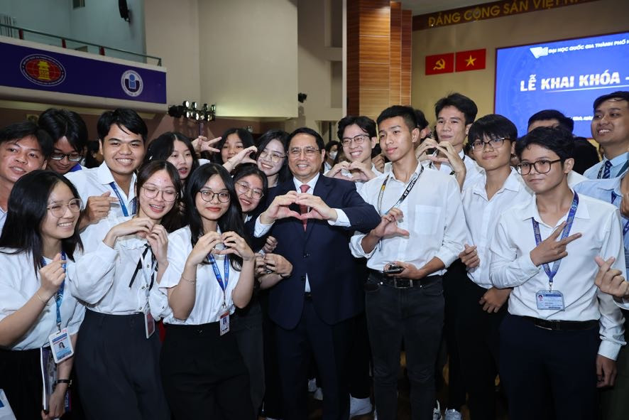 Thủ tướng giao lưu, chia sẻ nhiều vấn đề thời sự, cũng như các vấn đề đang được thế hệ trẻ quan tâm với các sinh viên trường ĐHQG TPHCM - Ảnh: VGP/Nhật Bắc Thủ tướng giao lưu, chia sẻ nhiều vấn đề thời sự, cũng như các vấn đề đang được thế hệ trẻ quan tâm với các sinh viên trường ĐHQG TPHCM - Ảnh: VGP/Nhật Bắc