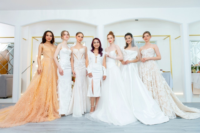 Nhà thiết kế Tiana Van (đứng giữa) cùng dàn người mẫu giới thiệu bộ sưu tập váy cưới của mình