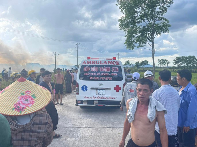 Lực lượng chức năng tiến hành đưa nạn nhân đi cấp cứu.