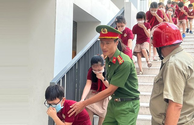 Bộ GD-ĐT yêu cầu trang bị kỹ năng phòng cháy, thoát hiểm cho học sinh - Ảnh 1. Một buổi diễn tập phòng cháy, thoát hiểm cho học sinh tại Q.Đống Đa (Hà Nội) mới đây. Ảnh: H.N