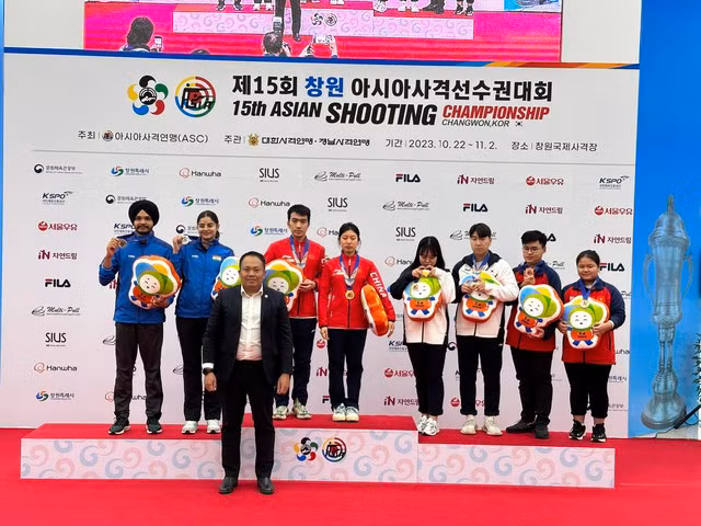 Bộ đôi Lại Công Minh và Nguyễn Thùy Trang (ngoài cùng bên phải) giành HCĐ