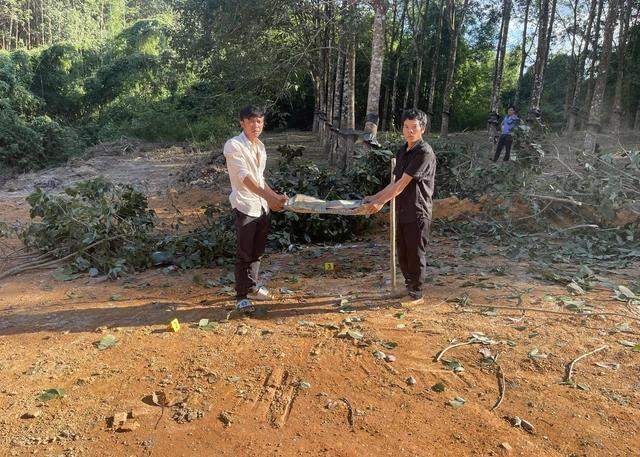 Cương (bên trái) và Quyết bị khởi tố về hành vi trộm cắp tài sản. ẢNH CÔNG AN KON TUM Cương (bên trái) và Quyết bị khởi tố về hành vi trộm cắp tài sản. ẢNH CÔNG AN KON TUM