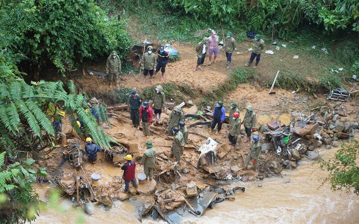 Lực lượng chức năng tìm kiếm cứu nạn tại các địa điểm sạt lở. (Ảnh: Công an tỉnh Cao Bằng) Lực lượng chức năng tìm kiếm cứu nạn tại các địa điểm sạt lở. (Ảnh: Công an tỉnh Cao Bằng)