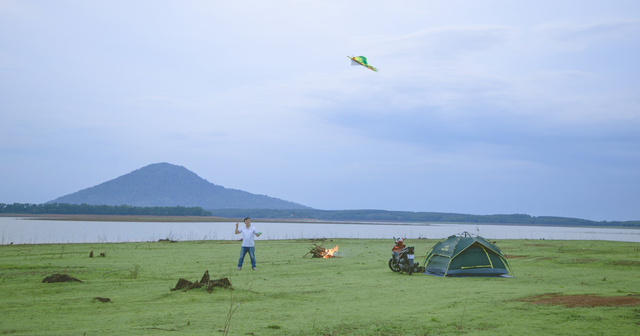 Đồng cỏ rộng lớn gần &quot;bến đò đi Phước Long&quot;. Ảnh: Thanh Tuấn