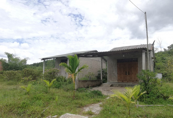 Nhiều hộ gia đình tại làng đã bỏ đi, để lại vườn không nhà trống