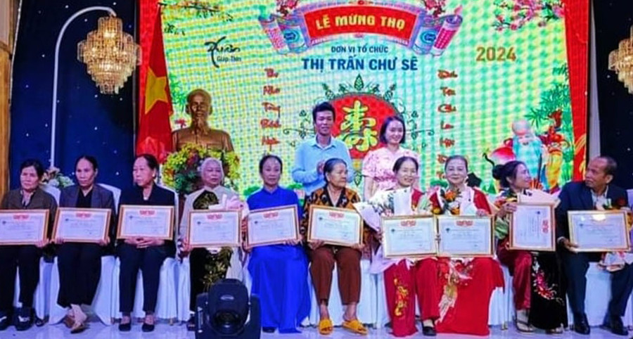 Lễ mừng thọ NCT ở thị trấn Chư Sê. Ảnh: H.C Lễ mừng thọ NCT ở thị trấn Chư Sê. Ảnh: H.C