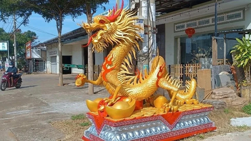 Linh vật rồng nặng hơn 1 tấn tại Đắk Lắk. Ảnh: T.B Linh vật rồng nặng hơn 1 tấn tại Đắk Lắk. Ảnh: T.B