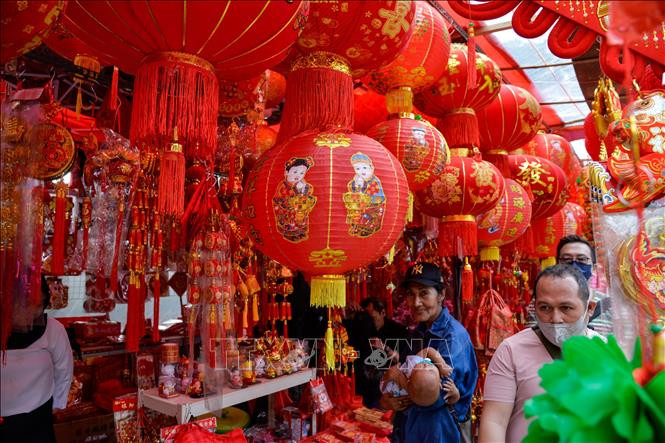 Đồ trang trí Tết Nguyên đán được bày bán tại Jakarta, Indonesia, ngày 4/2/2024. Ảnh: THX/TTXVN Đồ trang trí Tết Nguyên đán được bày bán tại Jakarta, Indonesia, ngày 4/2/2024. Ảnh: THX/TTXVN