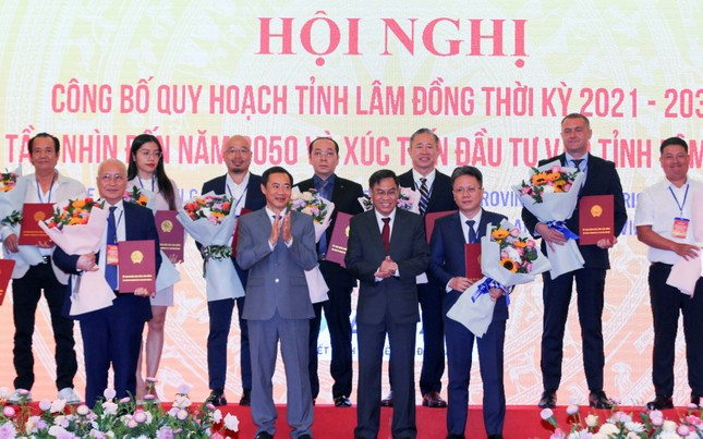 Lãnh đạo tỉnh Lâm Đồng trao quyết định chấp thuận chủ trương đầu tư và giấy chứng nhận đăng ký đầu tư cho các doanh nghiệp.