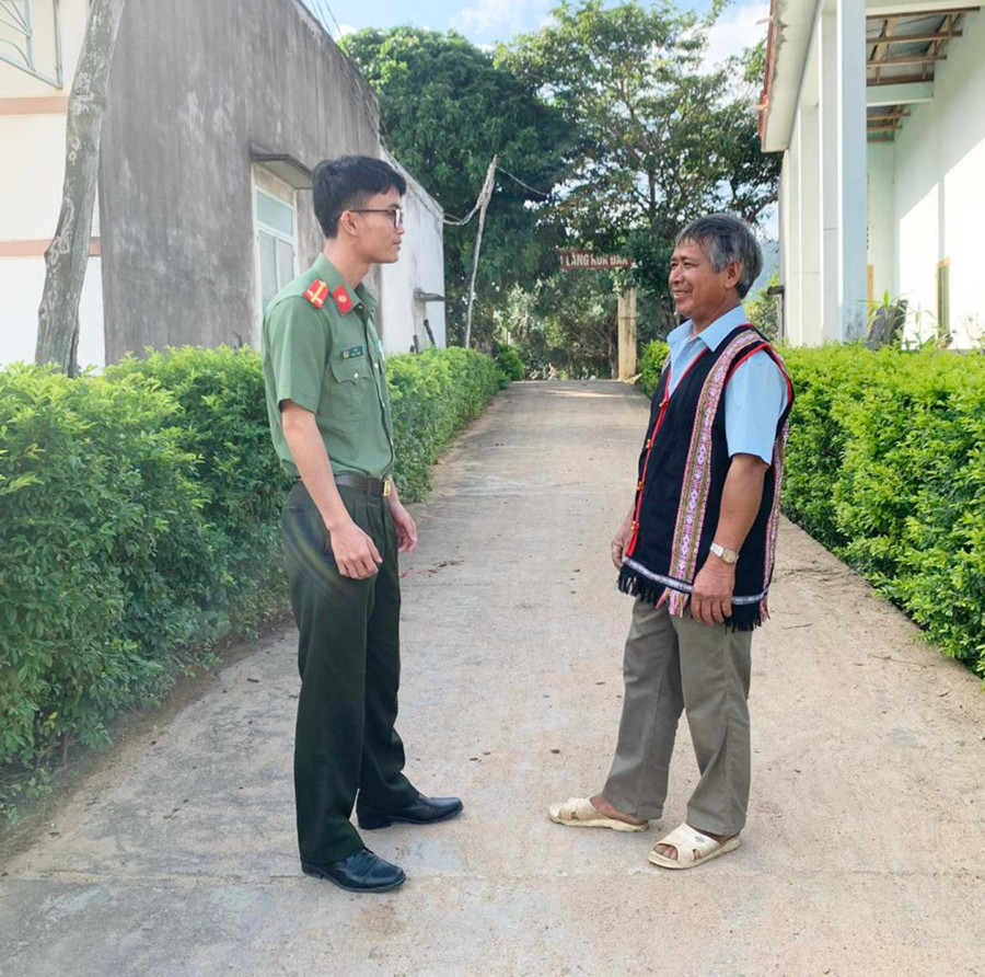 Công an huyện Đak Pơ tuyên truyền phương thức, thủ đoạn của tội phạm cho người dân trên địa bàn. Ảnh: R.H Công an huyện Đak Pơ tuyên truyền phương thức, thủ đoạn của tội phạm cho người dân trên địa bàn. Ảnh: R.H