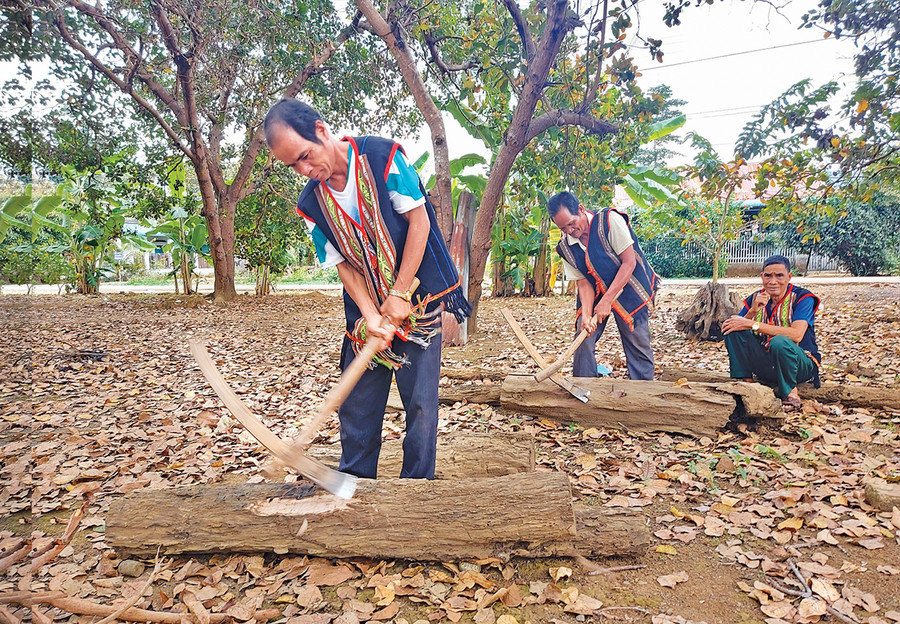 Người dân làng Nú (xã Ia Khai, huyện Ia Grai) vẫn còn lưu giữ những nét văn hóa đặc trưng như đẽo thuyền độc mộc, tạc tượng. Ảnh: Hoành Sơn