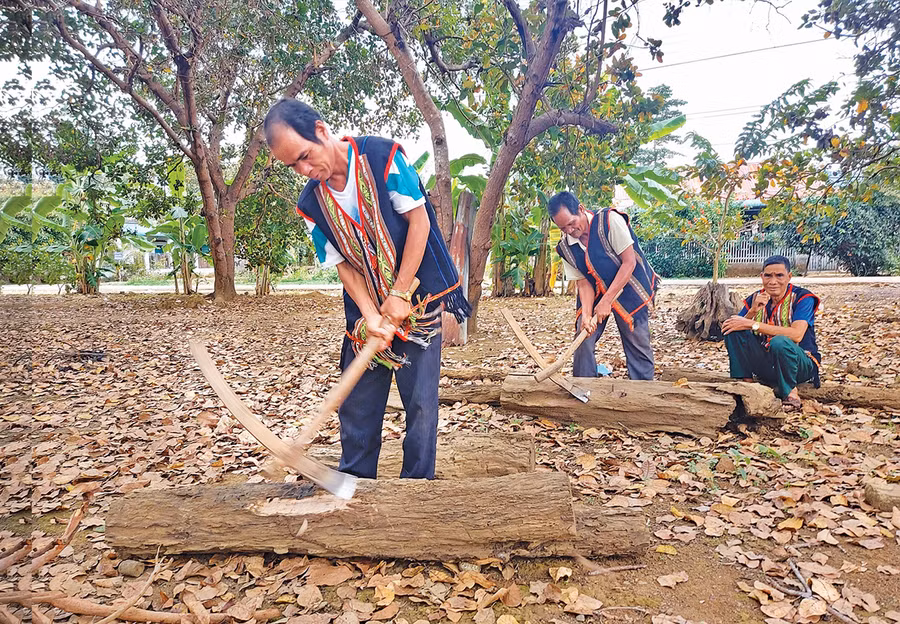 Người dân làng Nú (xã Ia Khai, huyện Ia Grai) vẫn còn lưu giữ những nét văn hóa đặc trưng như đẽo thuyền độc mộc, tạc tượng. Ảnh: Hoành Sơn