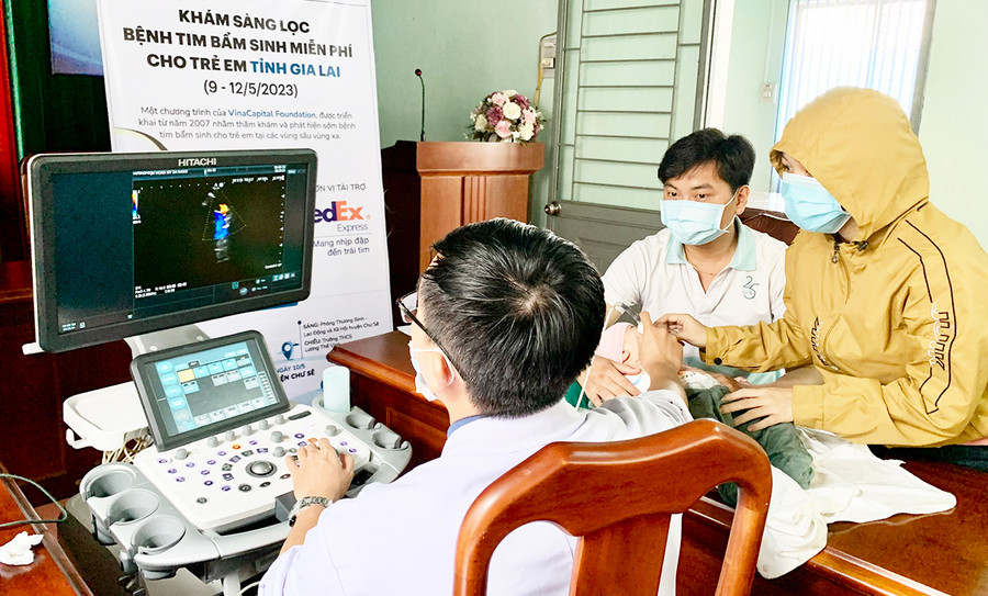 Bác sĩ Bệnh viện Hoàn Mỹ Đà Nẵng khám sàng lọc bệnh tim bẩm sinh cho trẻ. Ảnh: Như Nguyện