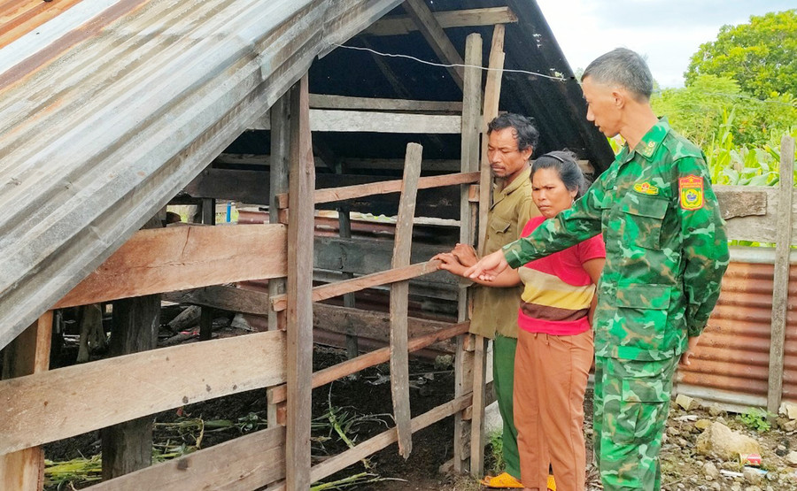Cán bộ Đồn Biên phòng Ia Mơr hướng dẫn gia đình bà Rơ Mah Mọi chăm sóc đàn bò. Ảnh: P.D Cán bộ Đồn Biên phòng Ia Mơr hướng dẫn gia đình bà Rơ Mah Mọi chăm sóc đàn bò. Ảnh: P.D