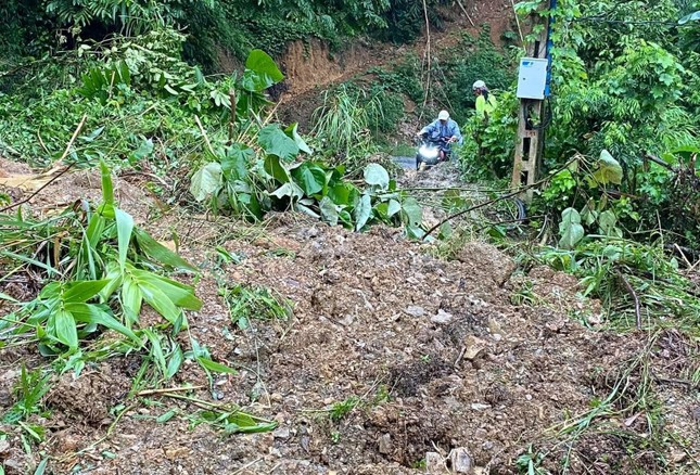 Tại khu vực cây xăng Lý Lôn, huyện Bảo Lâm, tỉnh Cao Bằng mưa lũ cũng gây sạt lở ách tắc đường. Tại khu vực cây xăng Lý Lôn, huyện Bảo Lâm, tỉnh Cao Bằng mưa lũ cũng gây sạt lở ách tắc đường.