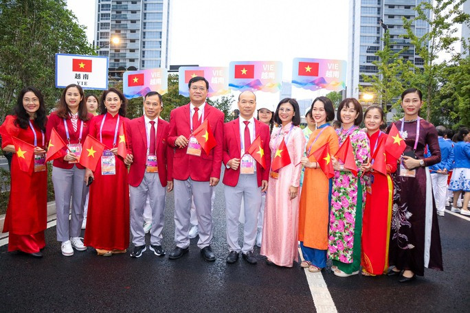 Cán bộ và HLV đoàn thể thao Việt Nam dự khai mạc