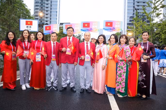 Cán bộ và HLV đoàn thể thao Việt Nam dự khai mạc
