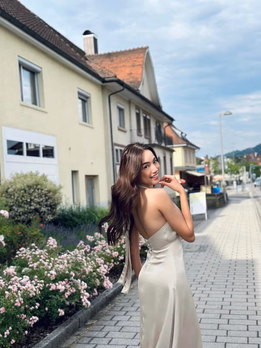 Ngoài đời, Lê Hoàng Phương thích mặc váy áo nhẹ nhàng, nữ tính. Những gam màu trắng, be thường được cô sử dụng khi xuống phố.