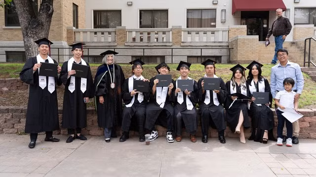 Anh Hoàng Vỹ (bìa phải) cùng bà Sandra Harper (thứ 3 từ trái qua), Hiệu trưởng ĐH McMurry (Mỹ), chụp lưu niệm với 8 học sinh nhận bằng ĐH (chương trình 2 năm) của trường hồi đầu tháng 5 dù lúc đó vẫn chưa tốt nghiệp phổ thông. Ảnh NVCC