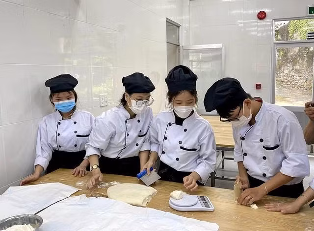 Bếp là một trong những nghề thu hút người lao động theo học để chuyển đổi nghề nghiệp.