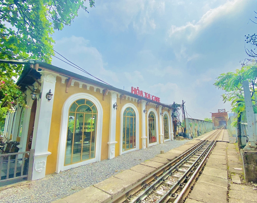 Ga Long Biên nhìn từ quán cà phê, nơi khởi hành của những chuyến tàu trở du khách đi khắp mọi miền Tổ quốc. Ga Long Biên nhìn từ quán cà phê, nơi khởi hành của những chuyến tàu trở du khách đi khắp mọi miền Tổ quốc.