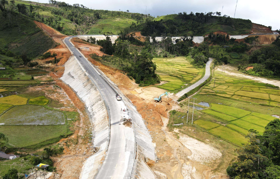 Dọc Quốc lộ 24 là những thửa ruộng bậc thang tuyệt đẹp. Ảnh: P.N Dọc Quốc lộ 24 là những thửa ruộng bậc thang tuyệt đẹp. Ảnh: P.N