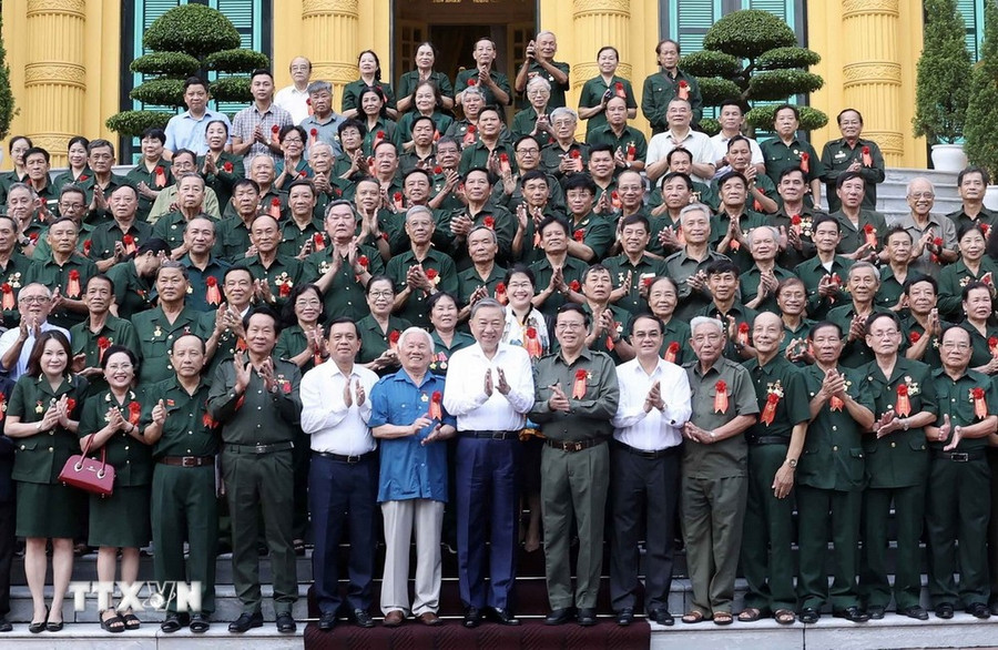 Chủ tịch nước Tô Lâm gặp mặt thân mật các đại biểu. (Ảnh: Nhan Sáng/TTXVN) Chủ tịch nước Tô Lâm gặp mặt thân mật các đại biểu. (Ảnh: Nhan Sáng/TTXVN)