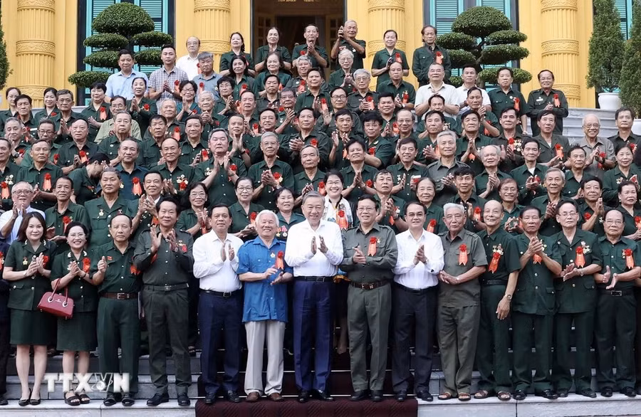 Chủ tịch nước Tô Lâm gặp mặt thân mật các đại biểu. (Ảnh: Nhan Sáng/TTXVN)