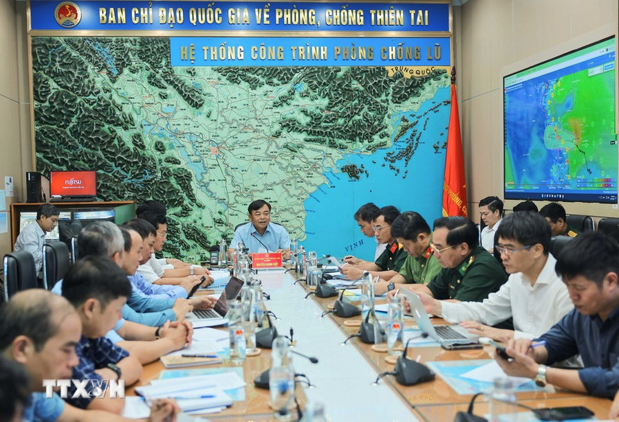 Quang cảnh buổi họp ứng phó với áp thấp nhiệt đới và mưa lớn. (Ảnh: Hoàng Hiếu/TTXVN) Quang cảnh buổi họp ứng phó với áp thấp nhiệt đới và mưa lớn. (Ảnh: Hoàng Hiếu/TTXVN)